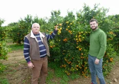 "Il Sig. Pietro (sinistra) e il figlio Bartolomeo D'Aprile, presso il proprio clementineto di "SRA 89", dell'omonima azienda agricola, in agro di Palagianello (TA)."