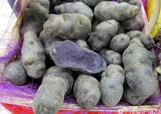 Dettaglio delle patate Vitelotte a marchio Lady Viola.