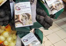 Dettaglio delle confezioni di patate viola Vitelotte, a marchio Lady Viola.