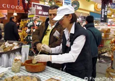 Roberta Mazziantonio offre ai visitatori una coppetta di Fagioli Solfino viterbesi e pancetta.