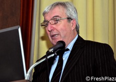 Una prima parte della serata e' stata dedicata a tre relazioni su aspetti generali della produzione e del commercio orticolo (Luciano Trentini - CSO - in foto), dell'innovazione varietale (Franco Tosini - Veneto Agricoltura) e delle tecniche colturali ambientalmente sostenibili (Manuela Impallari - Novamont).