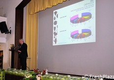 Un momento della relazione di Luciano Trentini sul contesto produttivo e l'andamento dei consumi dei prodotti a foglia.