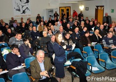 Rossella Gigli va ad introdurre la seconda fase dei lavori: una tavola rotonda, condotta secondo una modalita' inconsueta in queste occasioni e cioe' quella dell'analisi SWOT. Tale analisi viene usata per valutare i punti di forza (Strengths), debolezza (Weaknesses), le opportunita' (Opportunities) e le minacce (Threats) di un progetto. Viene impiegata in ogni situazione in cui un'organizzazione o un individuo devono prendere delle decisioni per raggiungere un determinato obiettivo.