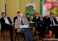 La tavola rotonda ha coinvolto otto personalita' rappresentative del territorio e della filiera orticola. In prima fila, da sinistra: Cesare Bello' (direttore OPO Veneto), Vitaliano Bressanin (presidente Azienda Mercati) e Umberto Perosa (direttore generale Banca Adige Po - Credito cooperativo di Lusia). In seconda fila, da sinistra: Luciano Fornari (Euro-productions packaging), Alessio Targa (operatore commerciale del Mercato ortofrutticolo di Lusia), Fabio Masiero (Agricola Lusia), Alessandro Braggion (presidente Consorzio Insalata di Lusia IGP) e Massimo Ferrarese (presidente del consorzio Trans Lusia).