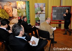 L'impostazione della tavola rotonda. Ciascuno dei partecipanti ha fornito alla coordinatrice dei lavori specifiche indicazioni di analisi sulla realta' orticola locale, individuandone i fattori positivi e quelli negativi. I punti emersi sono stati via via trascritti su una lavagna scolastica di tipo tradizionale.