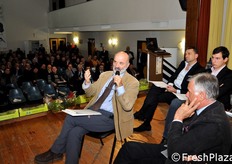 Si passa ad una ulteriore fase di discussione, che ha coinvolto anche il pubblico presente in sala.