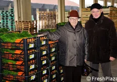 In foto, la titolare Teresa Chiodini, insieme a Eugenio Corso, i quali testimoniano come quest'anno l'andamento commerciale della carota sia stato piu' soddisfacente rispetto a quello delle insalate.