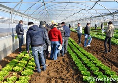 Visitatori e tecnici in campo.