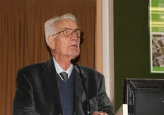"Il prof. Saccardo (DAFNE-Univ. della Tuscia–VT) durante la presentazione della relazione "Ibridi di carciofo di costituzione italiana"."