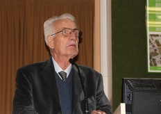 "Il prof. Saccardo (DAFNE-Univ. della Tuscia–VT) durante la presentazione della relazione "Ibridi di carciofo di costituzione italiana"."