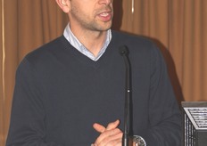 "Il dr. Doro dell'Univ. di Sassari mentre espone la relazione "Coltivazione del carciofo Spinoso Sardo in regime biologico"."