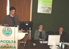 "Da sinistra: il dr. Colla (DAFNE-Univ. della Tuscia–VT) durante la presentazione della relazione "Carciofo e cardo in fuori suolo per la produzione di biomassa", il prof. De Mastro e il dr. Calabrese."
