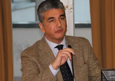 "Il prof. De Mastro del DISAAT–Univ. di Bari, durante la presentazione "Il carciofo nel settore erboristico"."