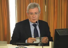 Il dr. Guario, responsabile dell'Osservatorio Fitosanitario della Regione Puglia, ha illustrato le principali problematiche fitosanitarie del carciofo nel Meridione.