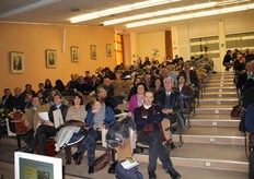 "Nei giorni 18-19 gennaio 2012 si e' tenuto presso l'Aula Magna della Facolta' di Agraria di Bari, il convegno dal titolo "Recenti acquisizioni sulla tecnica agronomica e la qualità del carciofo", organizzato dall'Istituto di Scienze delle Produzioni Alimentari di Bari del Consiglio Nazionale delle Ricerche (CNR-ISPA) e dal Dip. di Scienze Agro-Ambientali e Territoriali (DISAAT) dell'Universita' di Bari. In foto, panoramica dei partecipanti al convegno."
