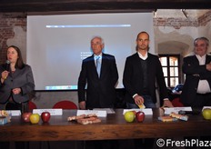 Presenti all'evento, moderato da Rossella Gigli (FreshPlaza Italia): il Sindaco di Lagnasco, Ernesto Testa, il presidente di Confcooperative Cuneo, Domenico Paschetta, il presidente di Lagnasco Group, Giovanni Ghigo, il vice-presidente Davide Brero e il direttore, Giuseppe Termanini. Assente per una riunione urgente al Mipaaf, l'assessore all'agricoltura della Regione Piemonte, Claudio Sacchetto, mentre il Cav. Paolo Bruni (presidente COGECA e CSO) ha inviato un contributo video. In foto, il tavolo dei relatori. Da sinistra: Rossella Gigli, Giovanni Ghigo, Davide Brero, Giuseppe Termanini.