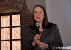 Rossella Gigli introduce le relazioni successive.