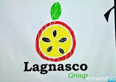Tenuto segreto fino all'ultimo, il nuovo logo di Lagnasco Group rappresenta in maniera stilizzata un frutto, raccontato con una forma tondeggiante, alcuni semi ed una foglia: l'essenza del lavoro dei soci della Cooperativa. La scelta grafica artistica, che trasmette freschezza e genuinita', ha un carattere amichevole. Il tratto semplice, quasi disegnato da un bambino, e i colori forti e vivaci rispondono all'esigenza della riconoscibilita' e connotazione.