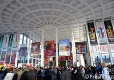 L'afflusso dei visitatori la mattina del primo giorno. Protagonisti a Fruit Logistica oltre 2.500 espositori (per l'esattezza 2.537) da 84 Paesi, in rappresentanza dell'intera filiera.