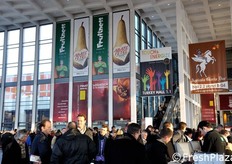 Si noti la pubblicita' per la campagna italiana di comunicazione dedicata alla pera Abate Fetel, che ha visto diverse iniziative nei giorni della fiera.