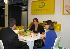 Daniela Lepidio, Responsabile Vendite di Agrilepidio, insieme ad alcuni clienti.