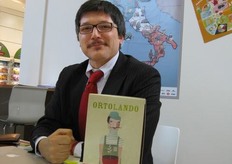 "Massimo Brusaporci, direttore di Alimos, con il kit educativo "Ortolando" ideato per il programma "Frutta nelle Scuole"."