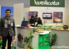 Vito Vitelli del COVIL-Consorzio Vivaisti Lucani presso lo stand della Regione Basilicata.
