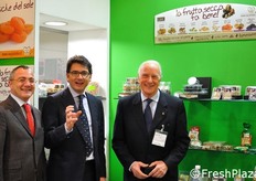 Foto di gruppo presso lo stand Besana nell'area FruitImprese. Il secondo e il terzo da sinistra sono, rispettivamente, Riccardo Calcagni, amministratore delegato, e Pino Calcagni, presidente.