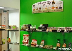 Una parte del ricco assortimento di frutta e guscio e frutta secca dell'azienda Besana.