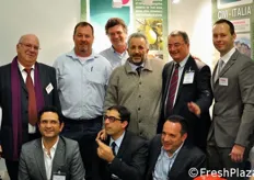 Lo staff di CIVI-Italia a Fruit Logistica 2012. Al centro del gruppo, terzo da destra, il presidente Giandomenico Consalvo.