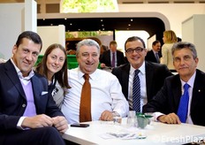 Foto di gruppo presso lo stand CPR SYSTEM. Da sinistra a destra: Giulio Bani (consigliere delegato con funzione di vice-presidente Unicoop Firenze), Rossella Gigli (caporedattore FreshPlaza Italia), Gianni Bonora (amministratore delegato di CPR Servizi), Leonardo Cianchi (presidente CFT-Silo) e Claudio Gamberini (responsabile nazionale ortofrutta CONAD).