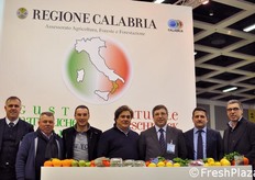 "Foto di gruppo presso lo stand collettivo della Regione Calabria. Da sinistra a destra: Battista Muraca (presidente dell’Accademia nazionale dell’Anguria e del Melone), Natale Giampa' (Az. Agr. F.lli Giampa'), Giovanni Spagnolo, Angelo Minisci (Az. Biosybaris e presidente del Consorzio "Clementine di Calabria IGP") , Giacomo Giovinazzo (dirigente Regione Calabria), Francesco Barbieri (presidente COF) e Pietro Tarasi (Presidente Federazione Provinciale Coldiretti Cosenza)."
