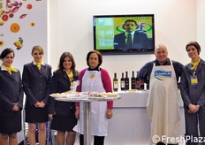 Team di presentazione dei prodotti enogastronomici del territorio presso lo stand Calabria.