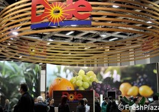 Lo stand della multinazionale Dole.