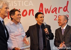 Robert Broadfoot di Fruchthandel Magazin (primo a sinistra) e Gerard Lamusse, general manager di Fruit Logistica (primo a destra) al momento dell'assegnazione del primo premio FLIA 2012 ai responsabili aziendali Syngenta.