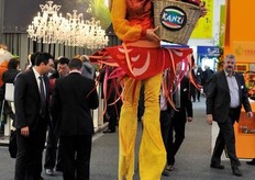 Figuranti sui trampoli, per promuovere la mela KANZI!