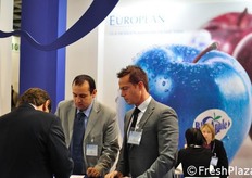 Nicola Detomi (a destra), presso il suo stand.