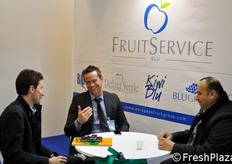 Nicola Detomi (al centro) a colloquio con alcuni clienti.