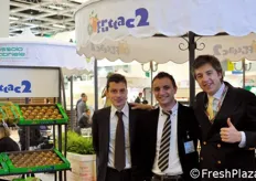 Al centro, Alessandro Pernigo (Managing Director and Sales Dept. Frutta C2).