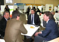 Raffaele Bucella (primo sulla sinistra) e Alessandro Zani (primo sulla destra) a colloquio con alcuni clienti presso lo stand Granfrutta Zani.
