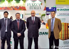 Foto di gruppo presso lo stand Graziani. Da sinistra a destra: Marco Garavini (export manager), Giovanni Rossi (direttore commerciale) e i fratelli Roberto e Stefano Graziani.