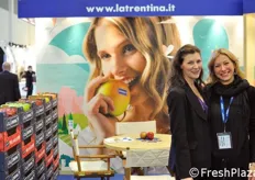 Lorenza Negri (marketing manager Consorzio La Trentina), insieme a sua cugina Sonia Azzali.