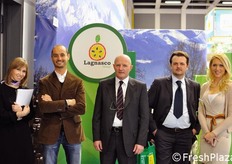 Foto di gruppo presso lo stand di Lagnasco Group. Da sinistra a destra: Olesya Kazachenko (Schiavone Group), Davide Brero (vice-presidente Lagnasco Group), Mauro Martini (commerciale Lagnasco), Filippo Demarchi (vice presidente Lagnasco Frutta) e Lenka Brostikova (Schiavone Group).