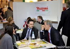 Il direttore commerciale di Mazzoni, Sergio Trevisan (primo a destra), a colloquio con Matteo Dalceggio di MO.DA Comunicazione (al centro) e alla sua socia Chiara Modenini (a sinistra).