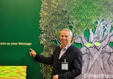 Luca Garletti, amministratore di McGarlet, indica una delle particolarita' dello stand di quest'anno.