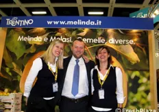 Al centro, Anton Carra, commerciale estero Melinda, in compagnia di Giulia e Francesca.