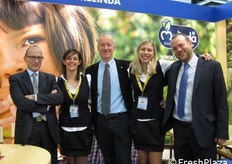 Foto di gruppo: insieme a Giulia e Francesca figurano Roberto Gorza, Henrik Breyen e Anton Carra.