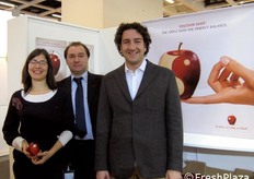 Presso lo stand della Mela Modi' troviamo Silvia Gile' (dipartimento vendite e marketing), Dario Mauro Lezziero (sales and marketing manager) e Pier Filippo Tagliani (presidente del Consorzio Modi' Europa).