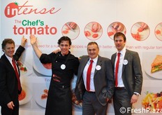 Foto di gruppo presso lo stand Nunhmems. Da sinistra a destra: Daniel Kretzschmar (dir. marketing area EUMEA), lo chef Marnix Lange, Ivan Dalla Piazza, (Key Account Manager/Produce Chain Manager) ed Erik Bongers.