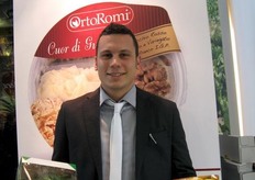 Il responsabile qualita' di OrtoRomi, Mattia Gaffo, mostra due novità nell'assortimento di prodotto: il pure' pronto e la rucola di I gamma in confezione completamente biodegradabile.